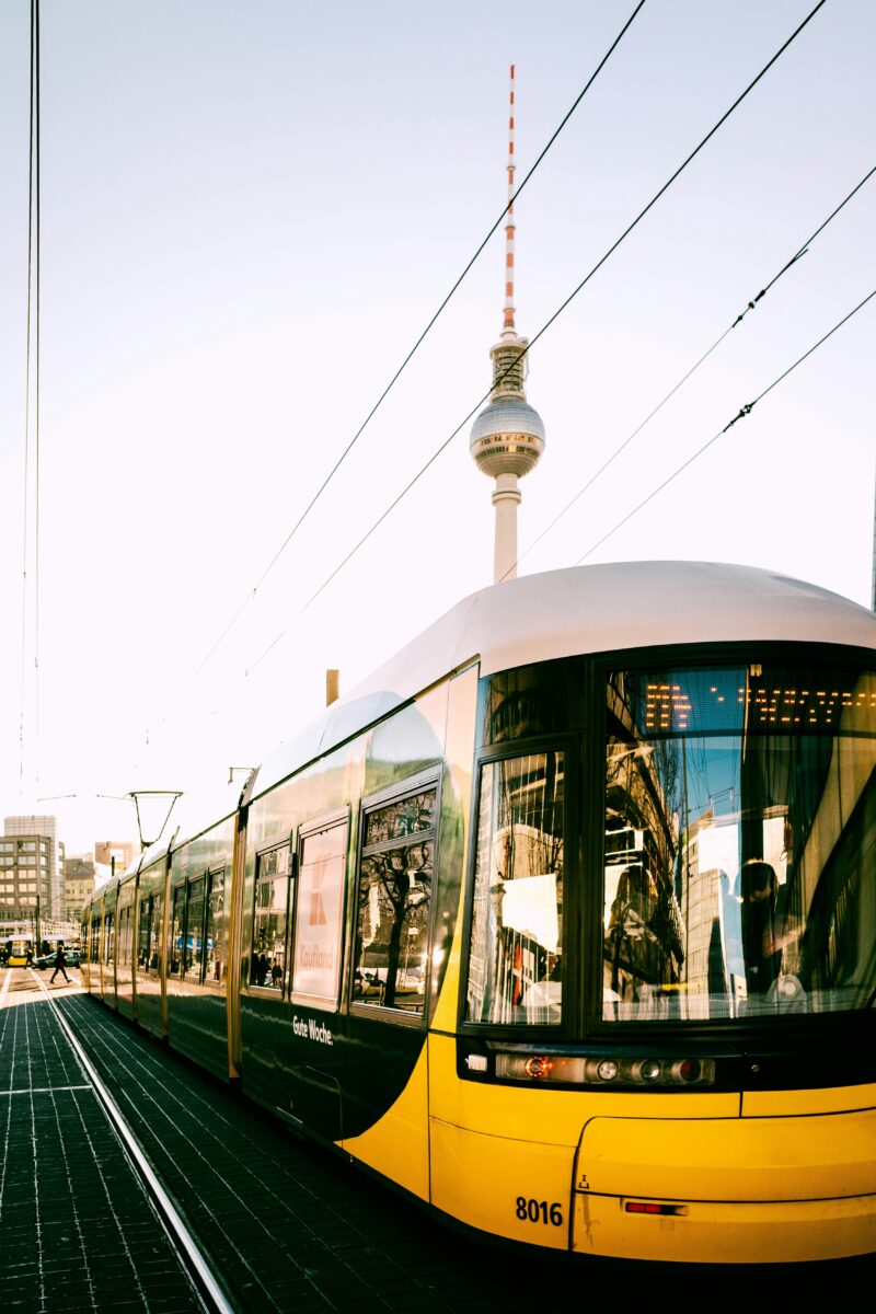 Fast zum Nulltarif: Auswirkungen eines günstigen öffentlichen Verkehrstickets auf Mobilitätsmuster und Infrastrukturqualität